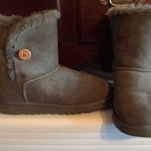 Ugg Bailey button Gray Authentic